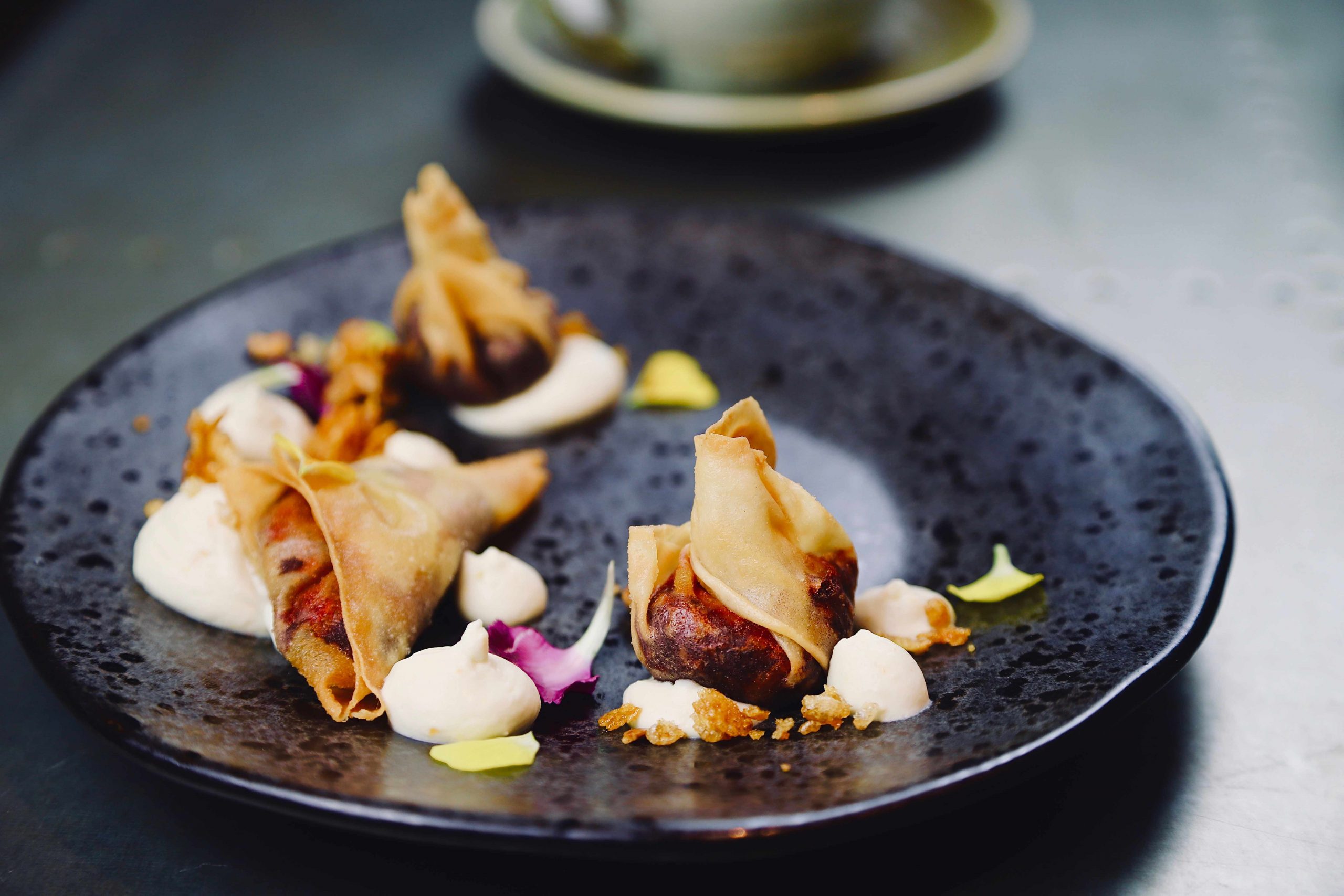 Omnom samosa chaat